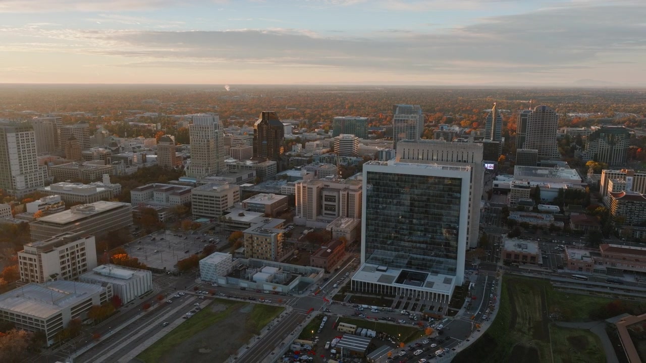 Drone luftfoto fra høj højde, der afslører Sacramentos centrum, CA, skyline under den gyldne time, 4K UHD