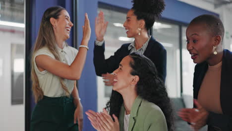 aplauso, computadora portátil o mujeres de alto cinco para celebrar