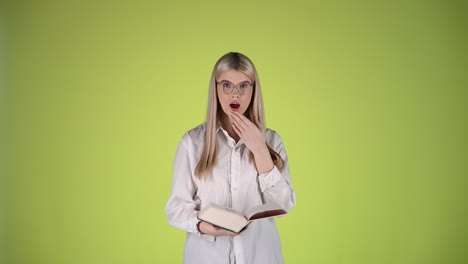 Mujer-Joven-Y-Bonita-Leyendo-Un-Libro,-Expresión-De-Asombro,-Sorpresa-E-Impresión,-Foto-De-Estudio-Colorida