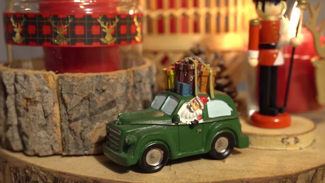 선반에 있는 아름다운 나무 크리스마스 장식