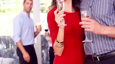 Couple-toasting-with-champagne