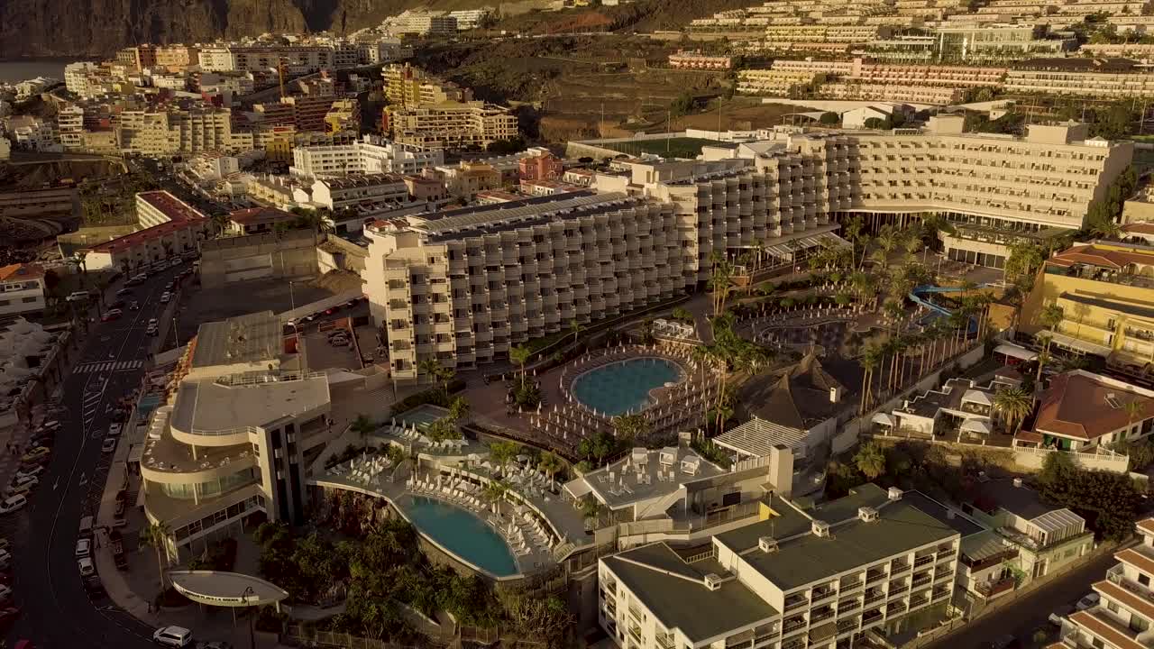카나리아 섬의 부동산, 스페인 테네리페, 해안선의 고급 주거 지역 위로 드론 비행