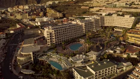 Bienes-Raíces-En-Canarias,-Tenerife-España,-Drones-Vuelan-Sobre-Una-Zona-Residencial-De-Lujo-En-La-Costa