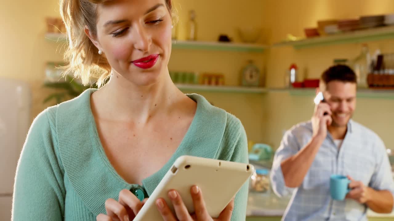 camarera usando una tableta digital y un hombre hablando por teléfono móvil 4k