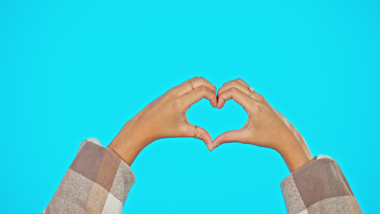 maqueta, como y las manos del corazón de la mujer en el estudio