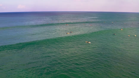 surfistas con tablas esperando grandes olas en las aguas costeras, bali