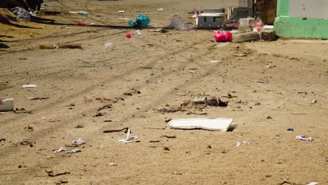 Verschmutzungskonzept,-Tropischer-Strand-Mit-Plastiktütenabfall-Und-Rollerfahren-Auf-Dem-Sand,-Klimawandel-Globale-Erwärmung