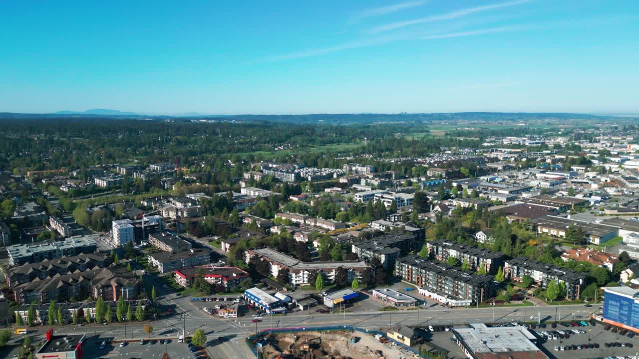Der schöne Himmel und die grünen Bäume von Langley City, Kanada.