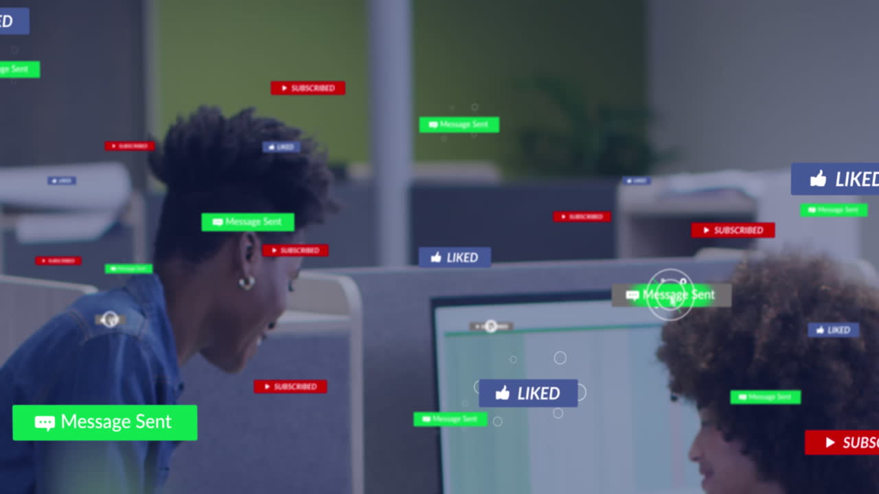 사무실에서 토론하는 두 명의 다양한 여성에 대한 소셜 미디어 아이콘의 애니메이션