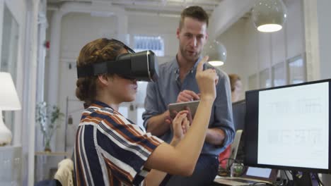 mujer de negocios con casco vr en una oficina moderna