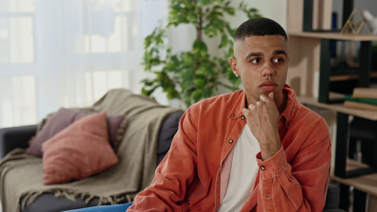 un jeune homme en train de réfléchir