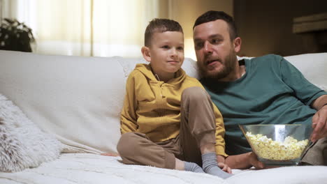 niño viendo una película y saltando