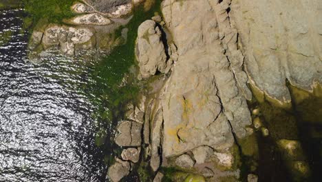 Toma-Aérea-Vertical-Del-Costo-Del-Mar-Rocoso-En-Un-Día-Soleado-De-Verano-2