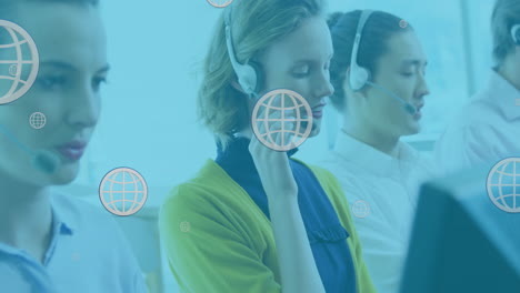 animación de iconos de globos en línea sobre diversas personas de negocios que usan auriculares de teléfono