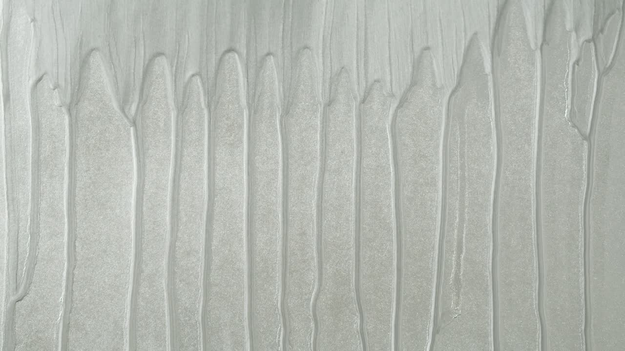 Fond texturé abstrait gris et argenté avec des traînées verticales