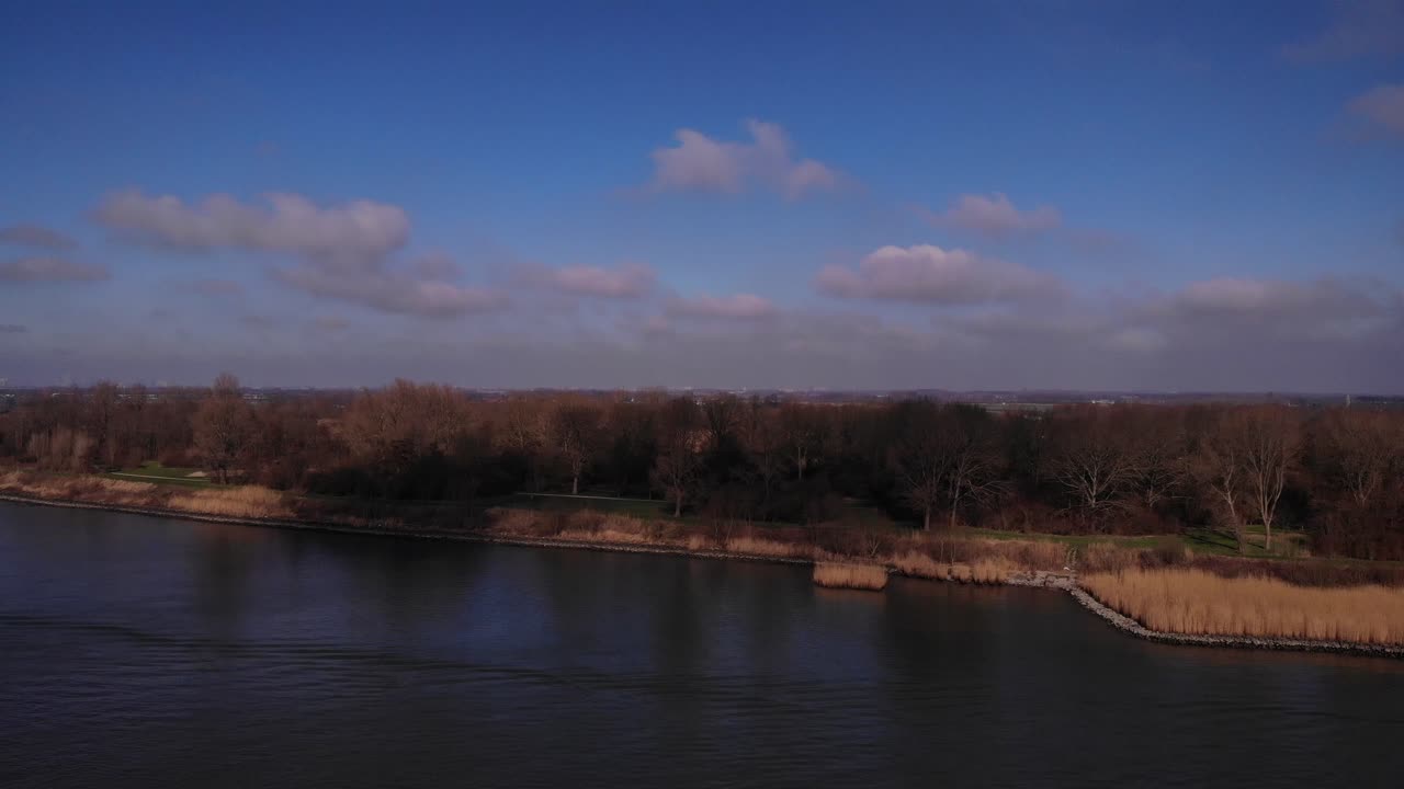 강에서 항해 보트에서 물결