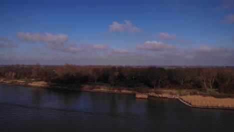 Wasserwelle-Von-Einem-Segelboot-In-Einem-Fluss