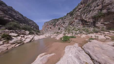 vuelo aéreo de proximidad cercana fpv hasta el desfiladero del cañón del río rocoso escarpado