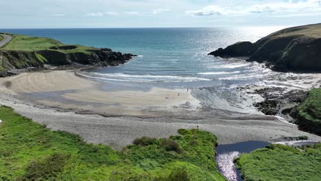 Costa-De-Drones-De-Irlanda-Cala-Protegida-De-Kilmurrin-En-La-Costa-De-Cobre-Waterford-En-Un-Tranquilo-Día-De-Verano