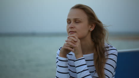 Mujer-Con-Mirada-Melancólica