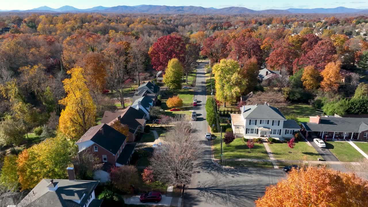 toma aérea ascendente que establece las casas del vecindario durante la temporada de follaje otoñal