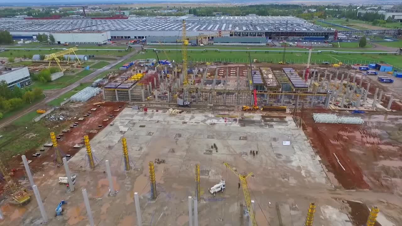 vista aérea del sitio de construcción en un complejo industrial