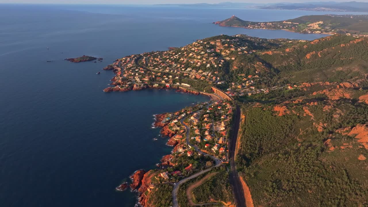 Fransa'da Esterel'in engebeli arazisini takip eden Akdeniz yolunun havadan görünümü