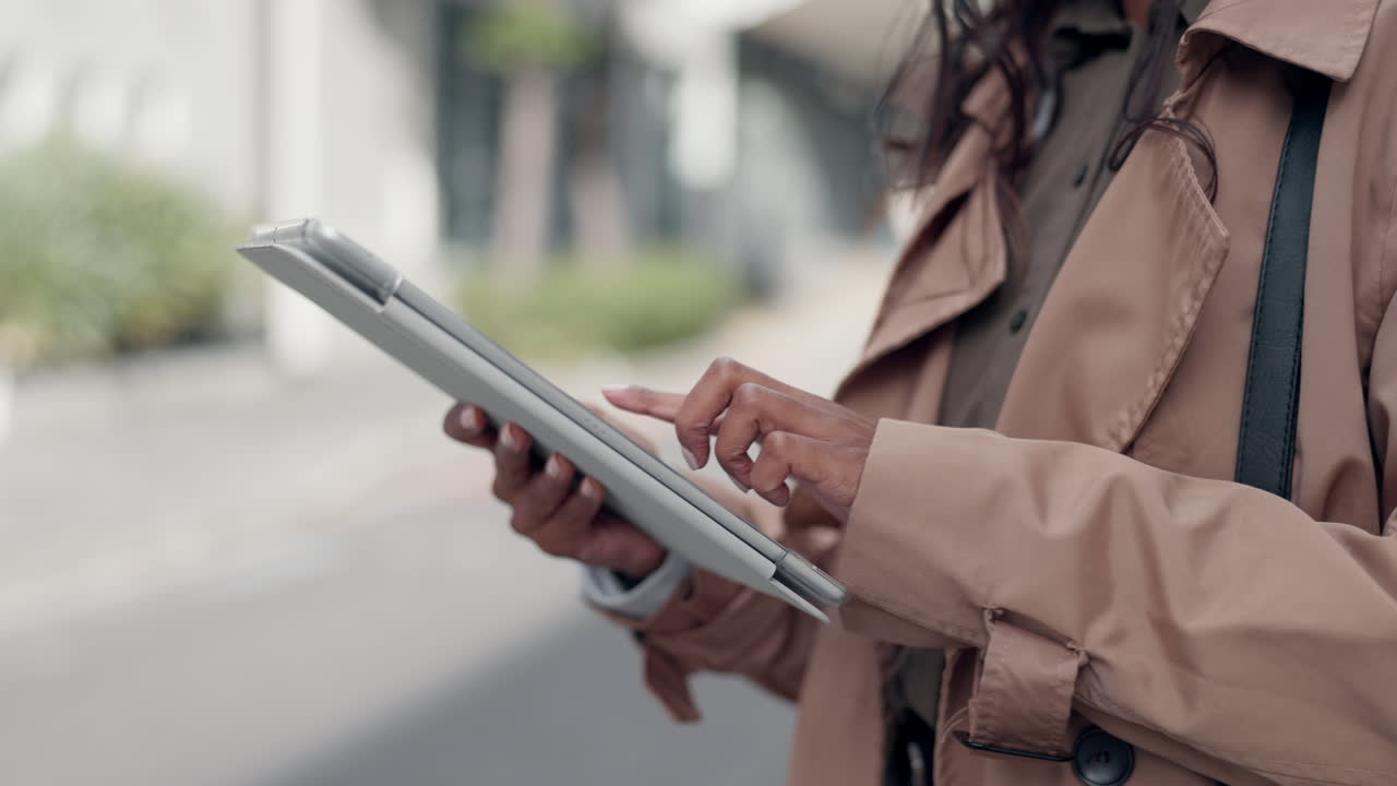 ciudad, tableta y manos de una persona de negocios escribiendo