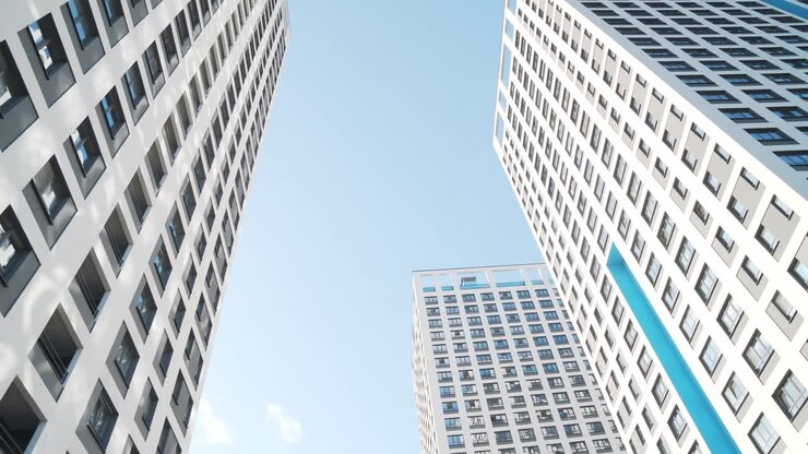 Edifícios modernos de apartamentos sob um céu limpo