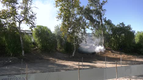 fuego de cepillo ardiendo en el terraplén