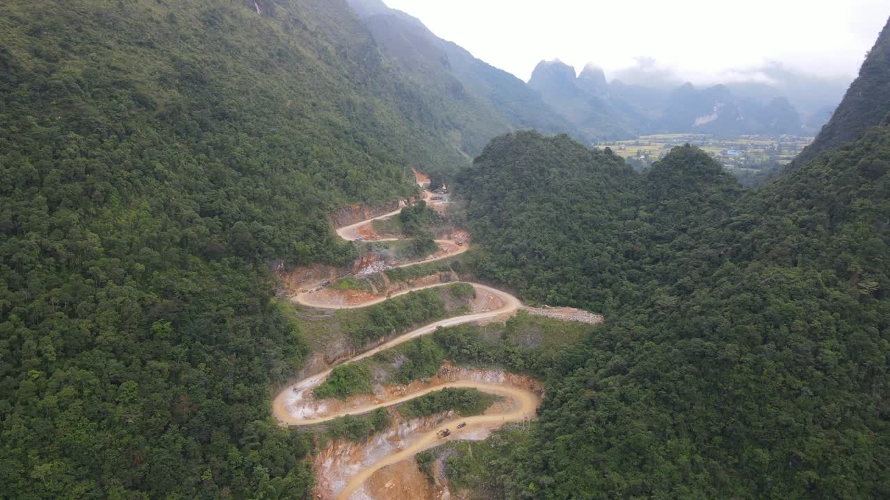 vista aérea del paso de montaña retorcido en cao bang, vietnam