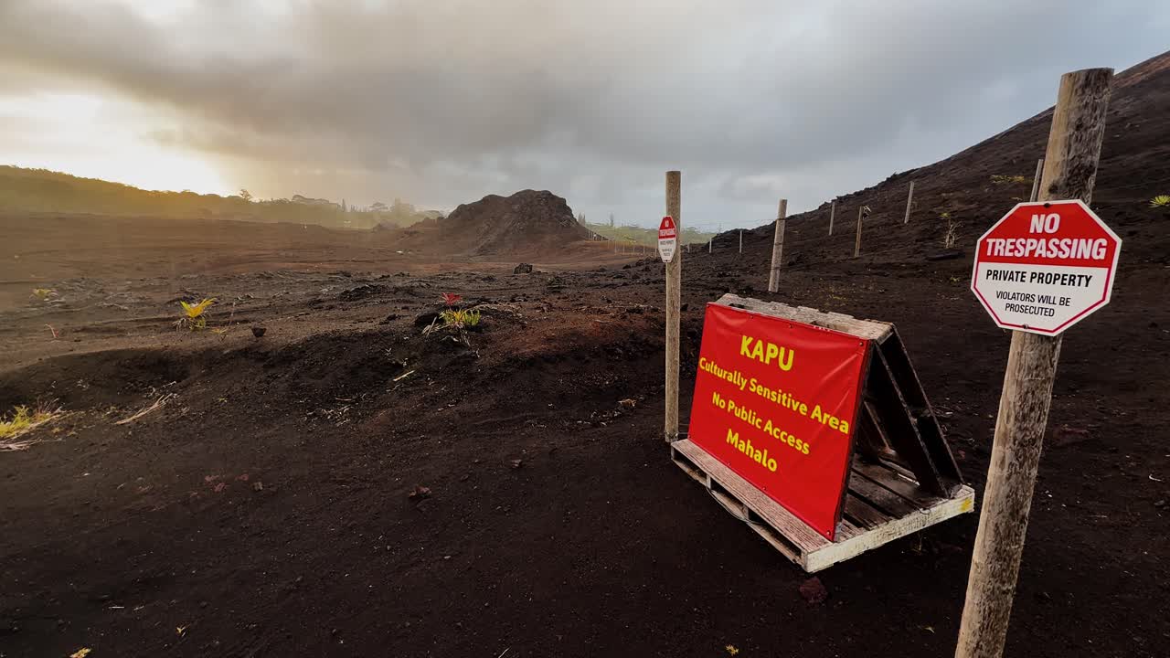Area vulkanik terlarang di Hawaii dengan tanda-tanda dilarang masuk