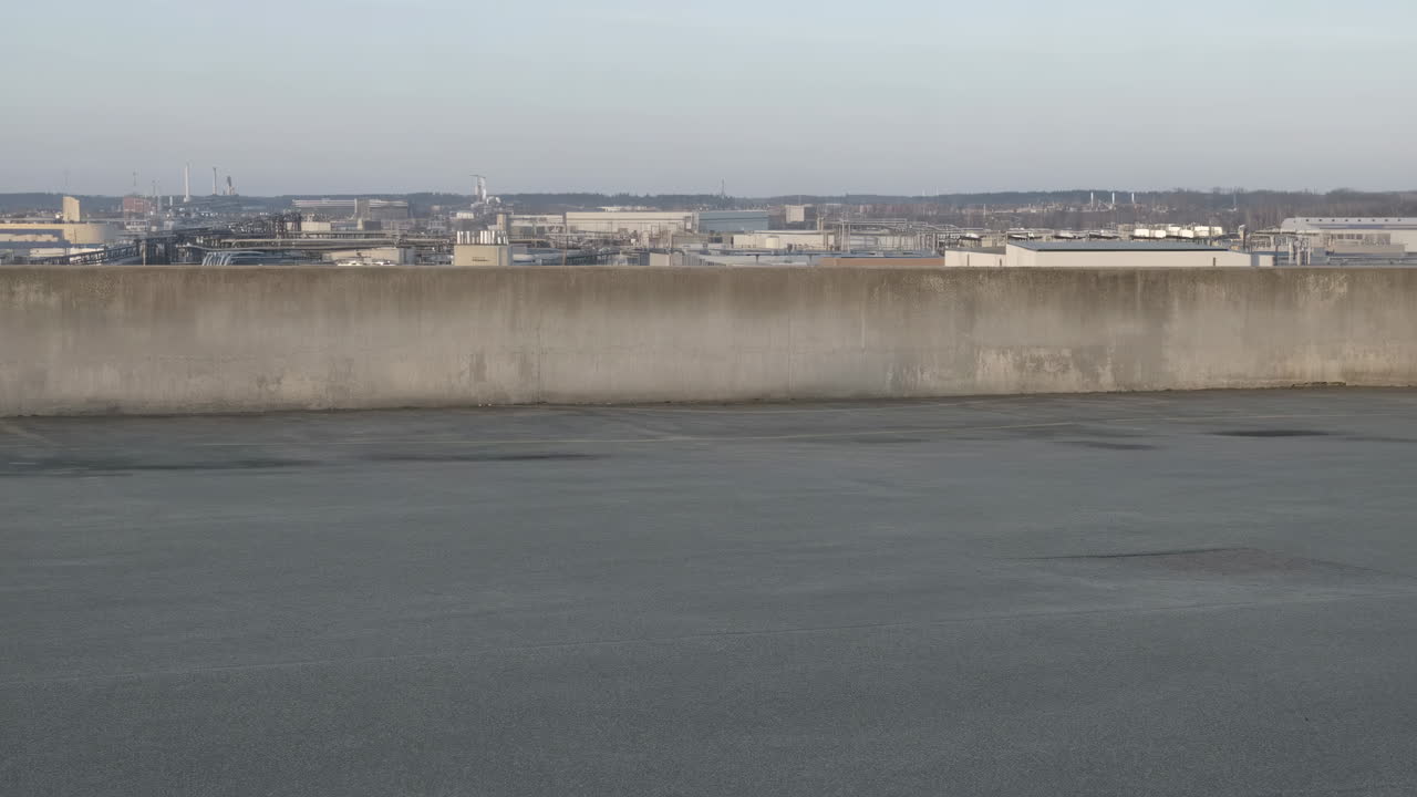 Vista de un gran complejo industrial desde un estacionamiento en la azotea
