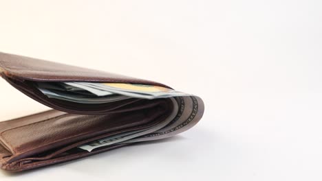 billetera de cuero marrón con billetes de dólar de estados unidos