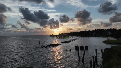 puesta de sol sobre pelican point en mobile bay