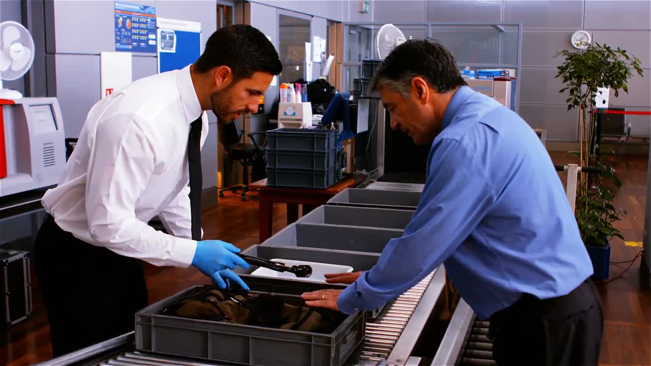 personal de seguridad masculino usando un detector de metales