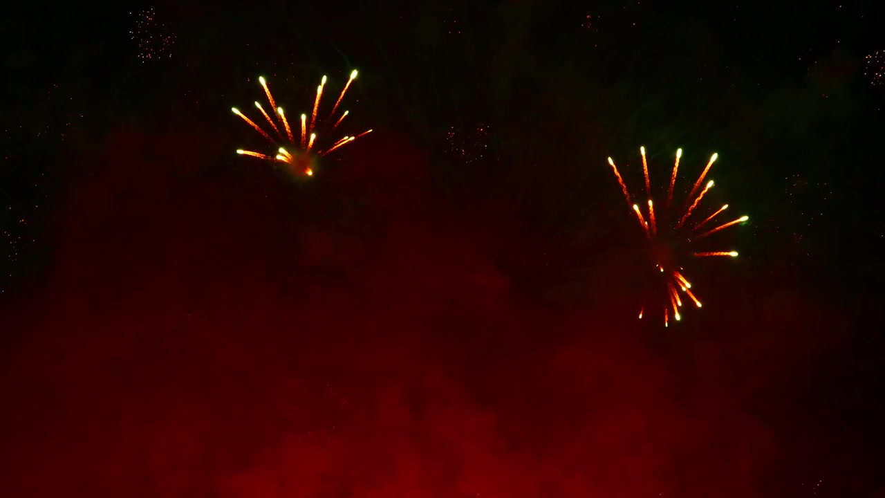 五彩繽紛的煙花在夜空中綻放，以璀璨的火花、閃爍的軌跡和絢麗的光影圖案，營造出壯觀的節日氣氛。