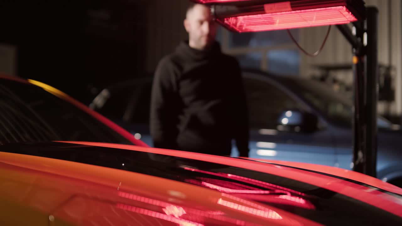 Dettagli auto professionali: lavaggio, rivestimento in ceramica e pulizia interni
