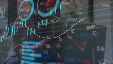 animación del procesamiento de datos sobre una mujer afroamericana que usa tarjeta de crédito para comprar en línea