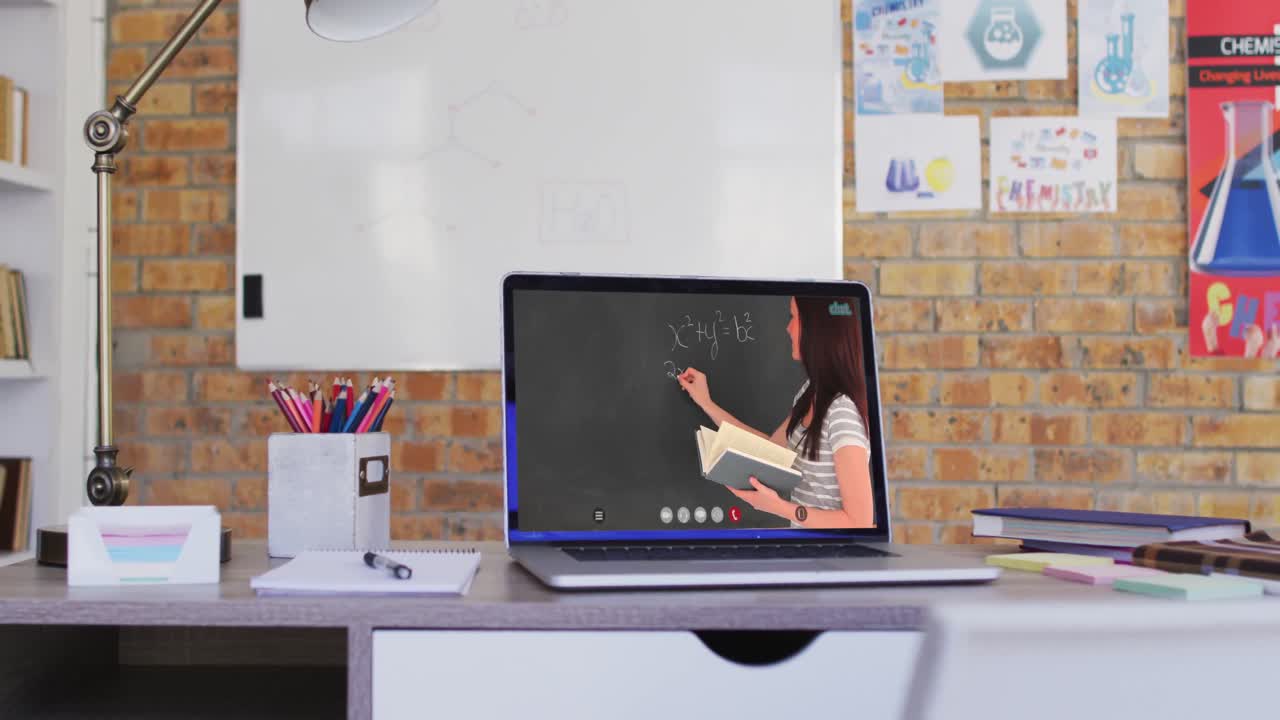 maestra caucásica en la pantalla de la computadora portátil durante una videollamada