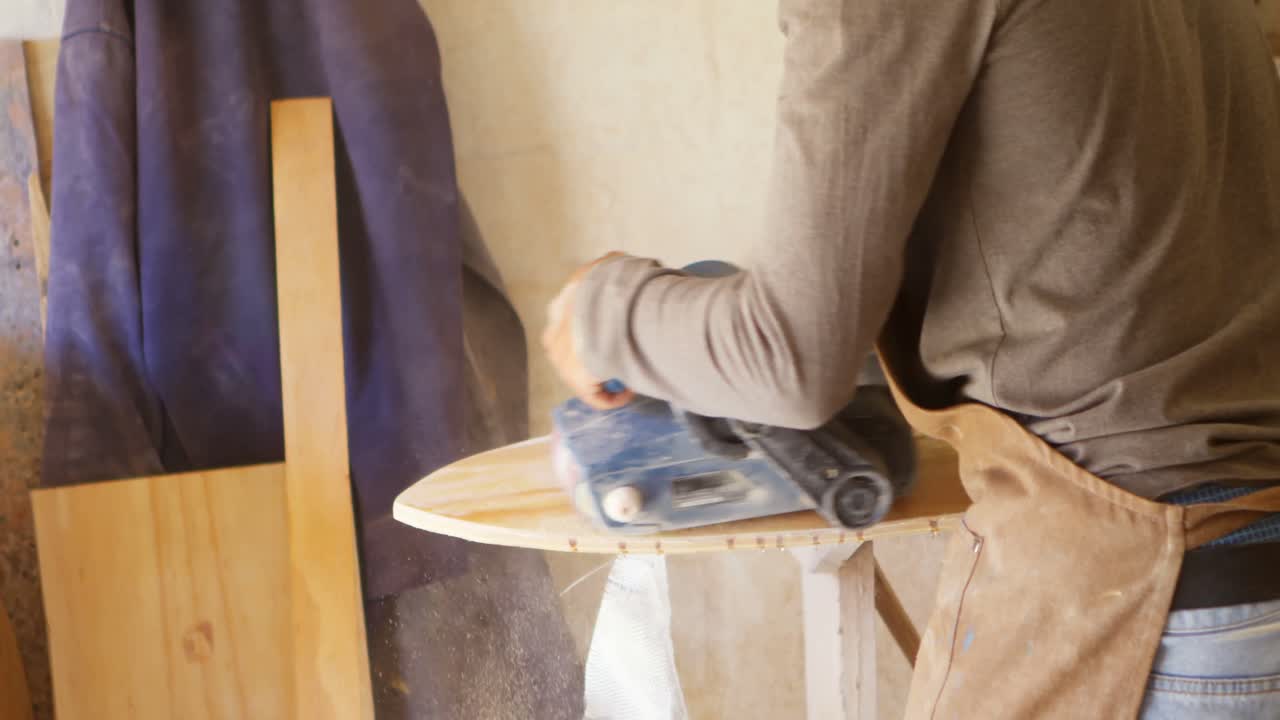 서프보드 제작자 서프보드 4k에 폴리셔 기계를 사용합니다.