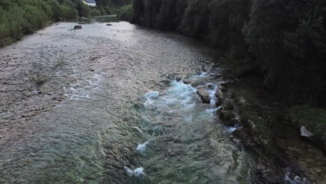 Wasserfall-Eines-Kristallklaren-Flusses-In-Österreich