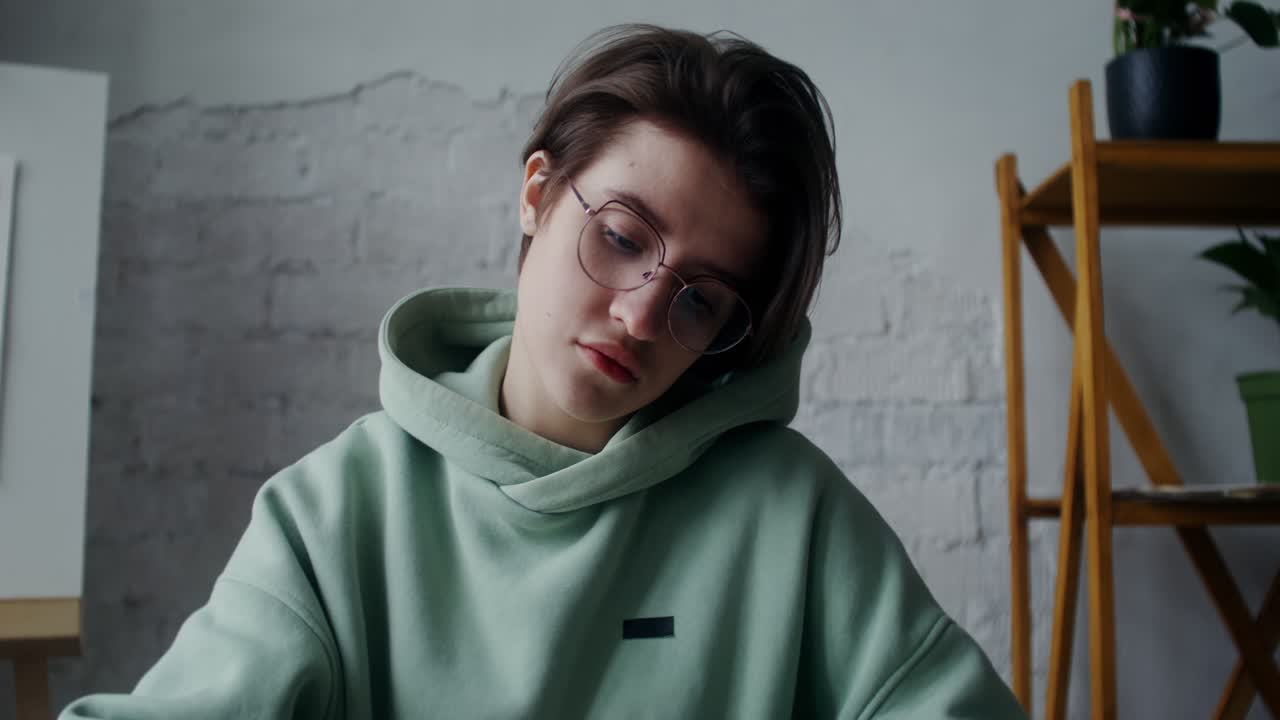 mujer artista trabajando en un dibujo en el estudio