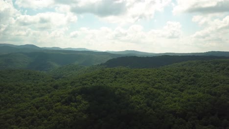 montañas de verano en kentucky drone shot