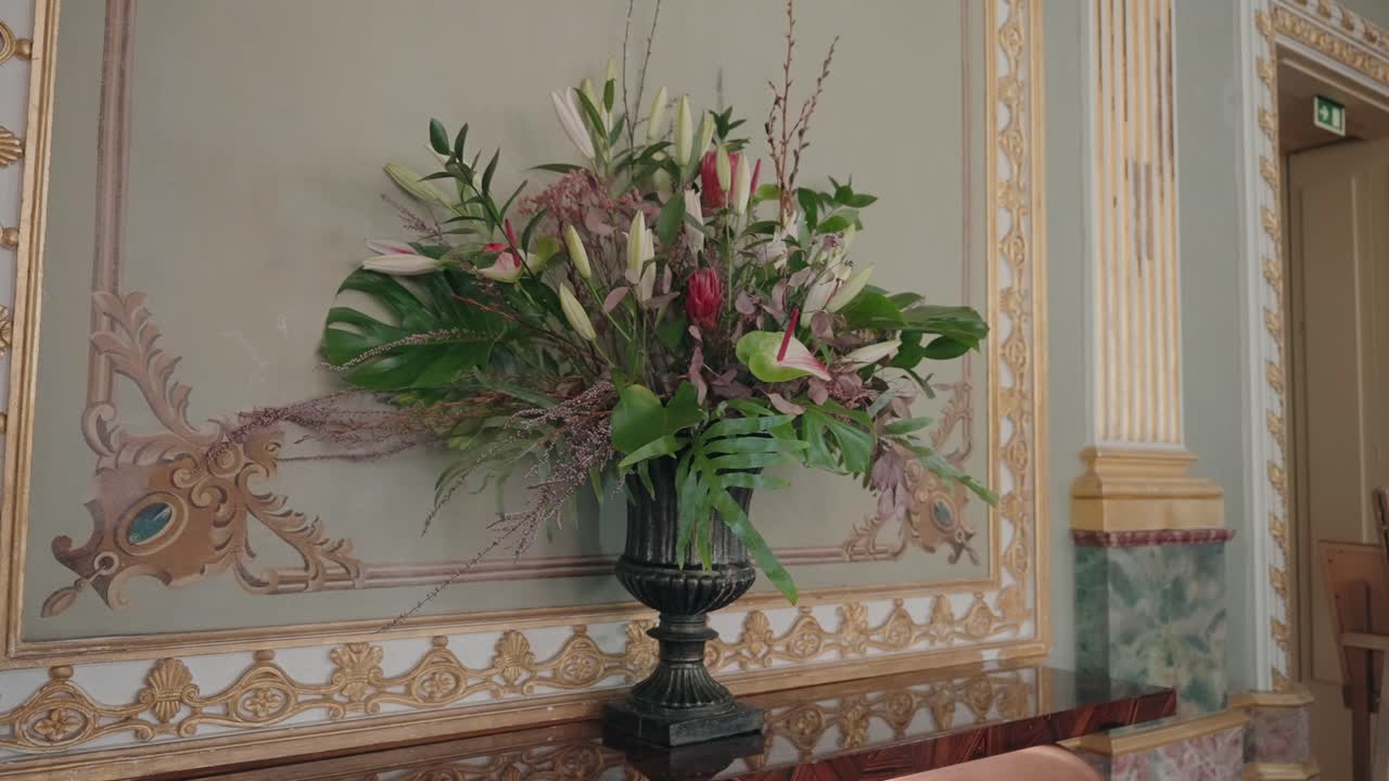 Exhibición de flores de lujo con hojas y lirios tropicales