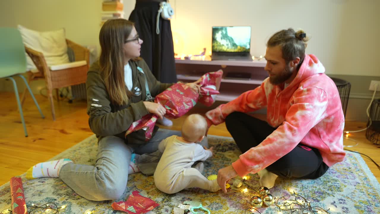 familia abriendo regalos de navidad