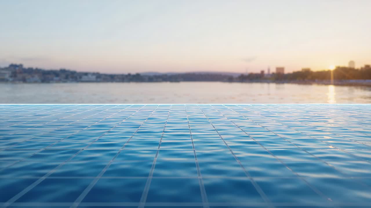 Die Sonne bewegt sich in Horizontnähe und verursacht ein Kräuseln der Oberfläche des Infinity-Pools an der Küste, wobei sich blaue Fliesen spiegeln