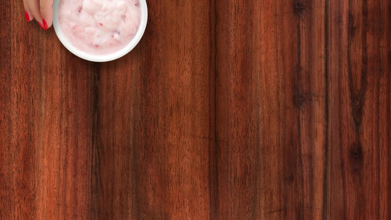 ofreciendo yogur de fresa