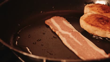 tocino vegano puesto en una sartén caliente junto a filetes de pollo a base de plantas