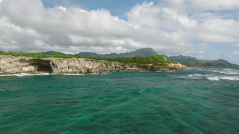 Szenischer-Drohnenflug-In-Richtung-Hawaii-Küste-über-Tropischem-Blauem-Meerwasser,-Schiffswrackstrand-Auf-Dem-Hawaii-Von-Kauai